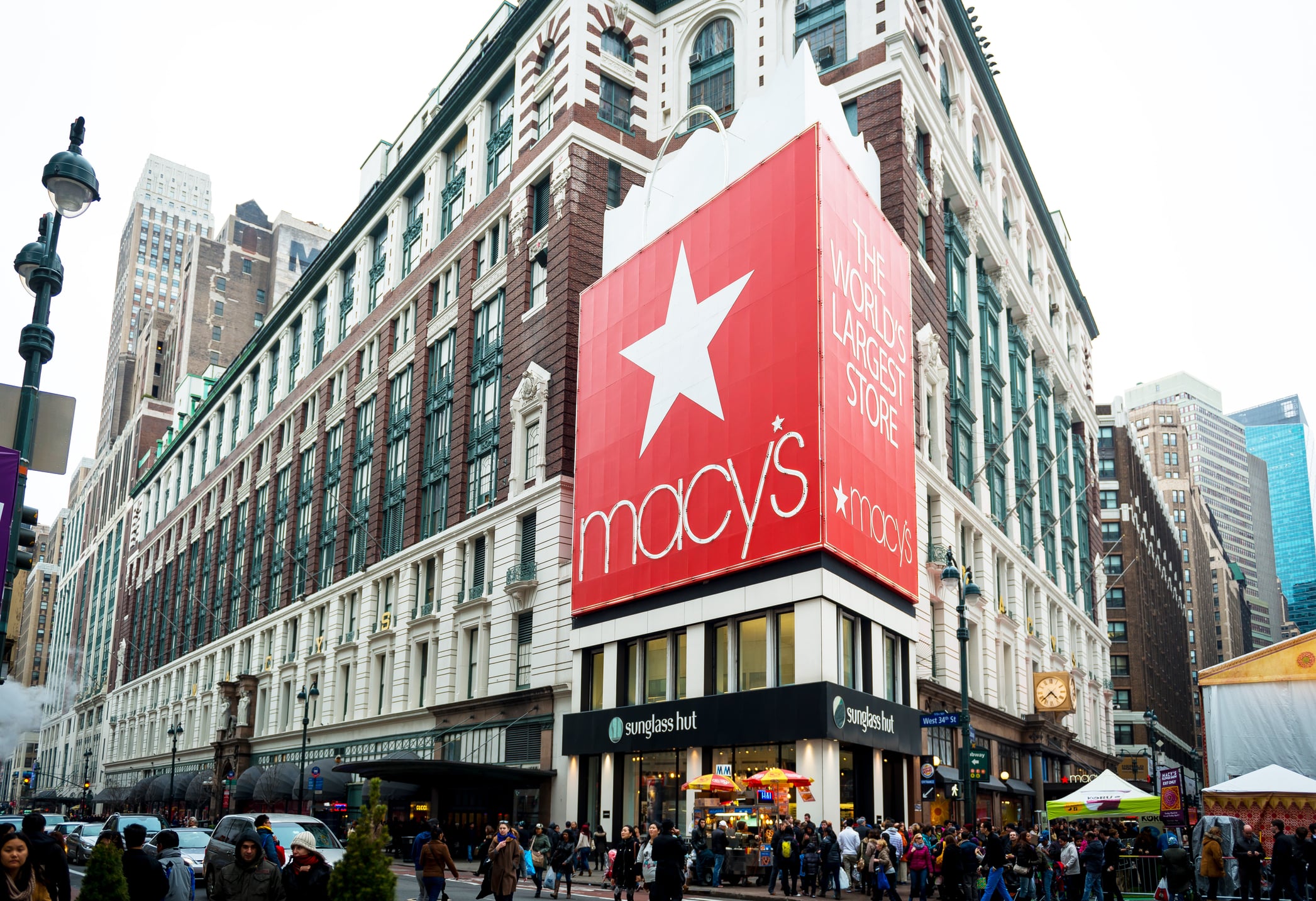 Nyc icon disappears as macy's giant red shopping bag vanishes from herald square