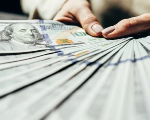 Woman holding hundreds of dollars from US lottery Winning
