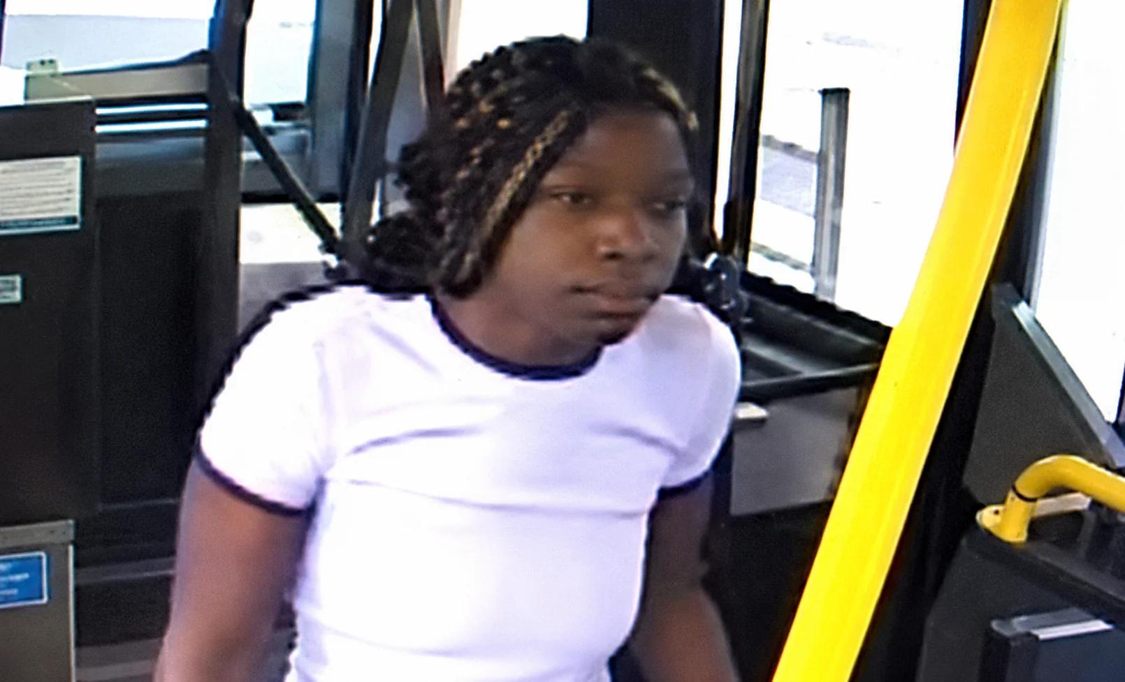 Woman punches mta worker, breaks bus window in queens Wanted for assault on an mta employee: on saturday, august 22, 2026, at approximately 11:36 a. M. , in the vicinity of vernon blvd and 38th avenue, an unidentified female individual was engaged in a verbal dispute with an on-duty 49-year-old male mta employee.