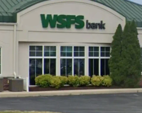 Delaware State Police are searching for a suspect accused of robbing a WSFS Bank on Coastal Highway in Rehoboth Beach and fleeing on foot with cash.