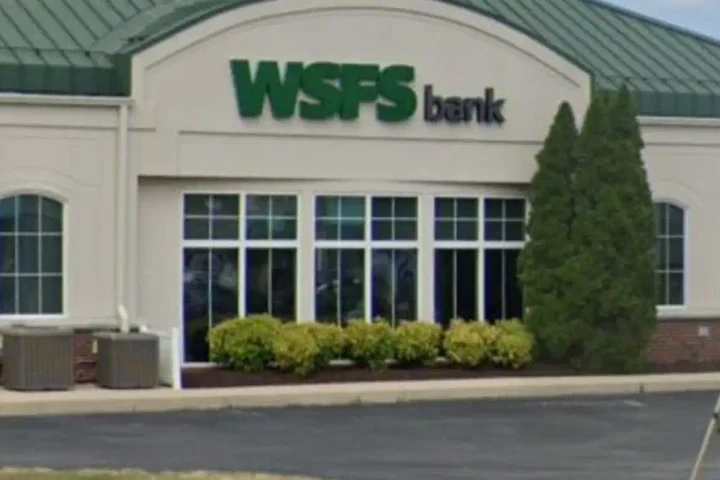 Delaware State Police are searching for a suspect accused of robbing a WSFS Bank on Coastal Highway in Rehoboth Beach and fleeing on foot with cash.