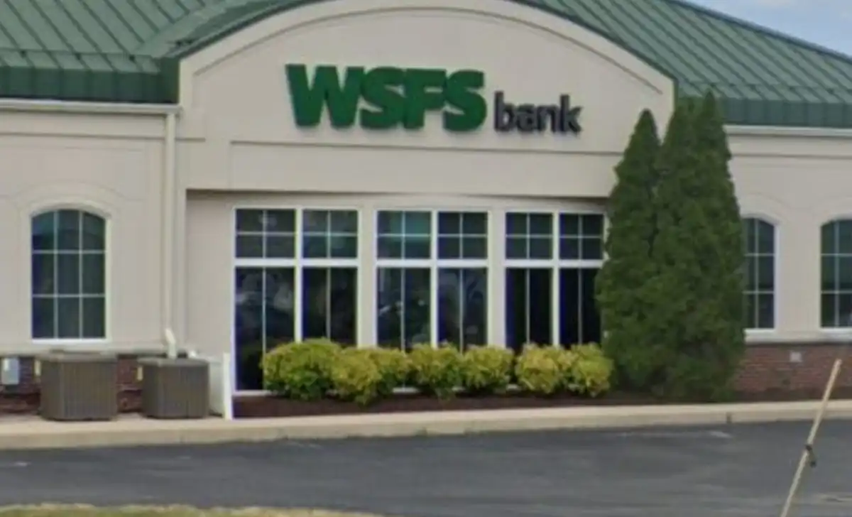 Delaware state police are searching for a suspect accused of robbing a wsfs bank on coastal highway in rehoboth beach and fleeing on foot with cash.