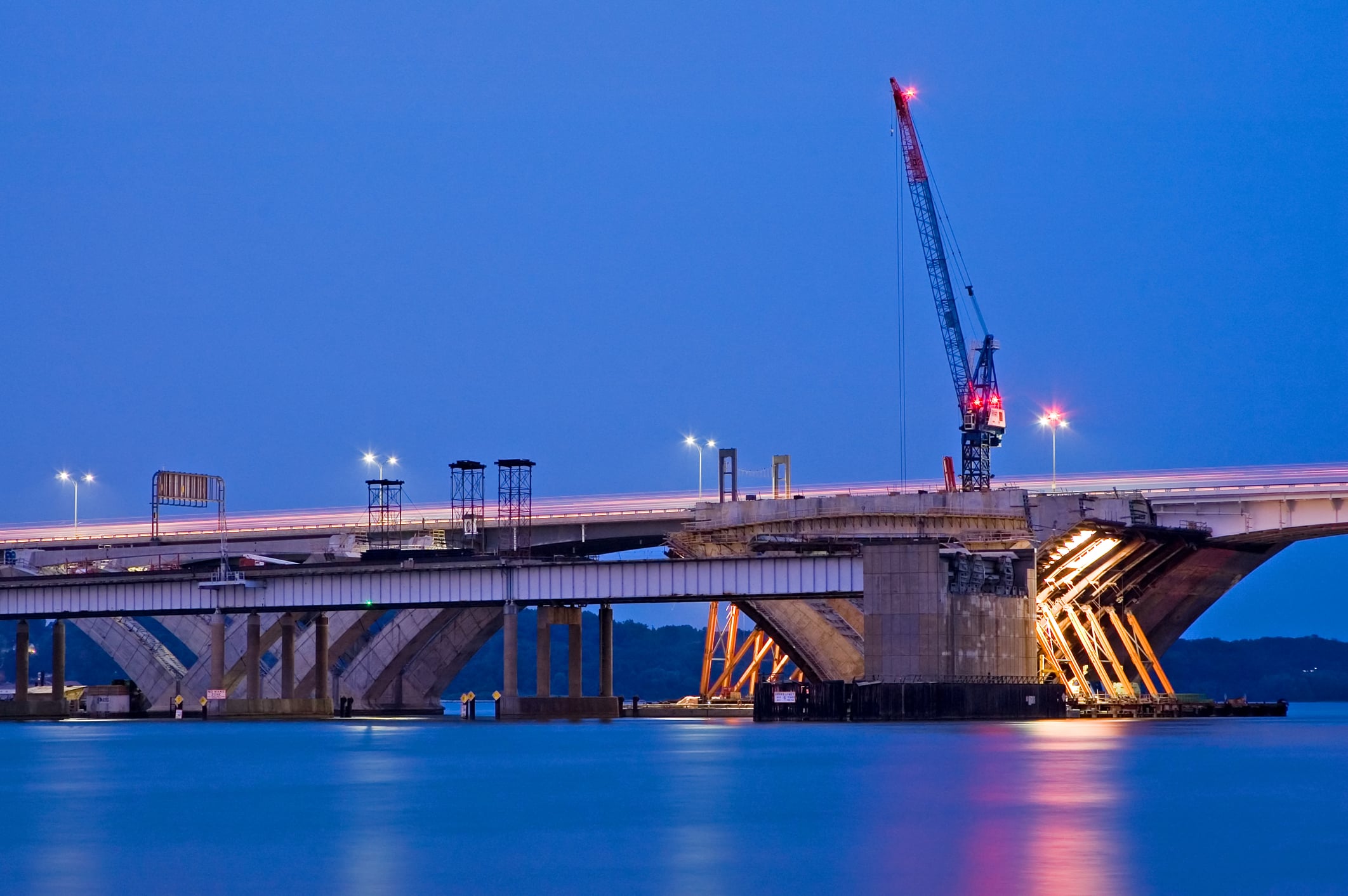 Arlington teen dies after slipping from potomac river ledge near key bridge