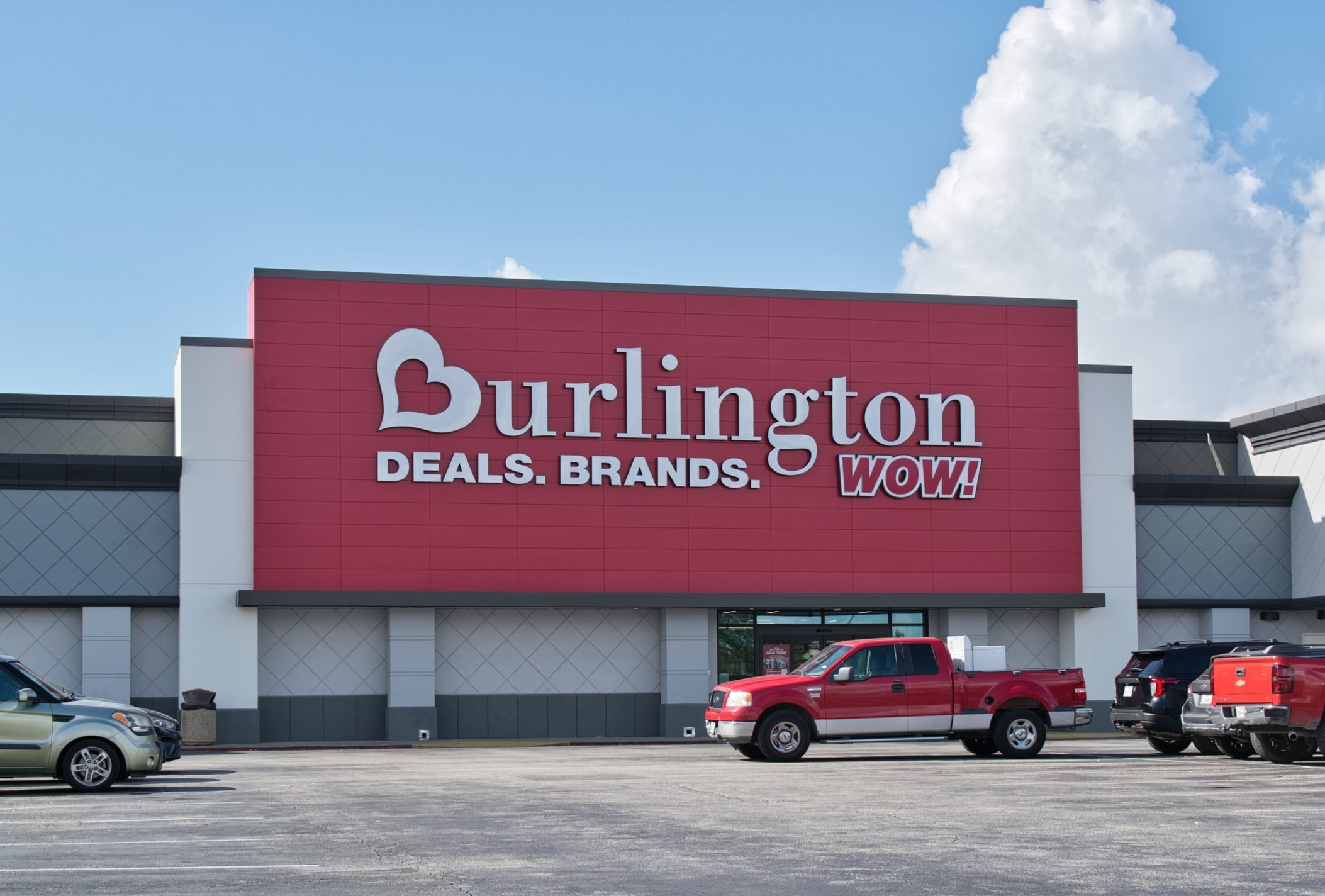 Burlington stores will move its headquarters and 1,600 workers from new jersey to philadelphia as statewide job losses and corporate exits mount.