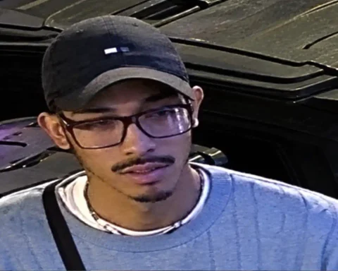 NYPD detectives are searching for a gunman who allegedly robbed a 38-year-old man of a fanny pack containing $2,000 on an early morning in Queens.
