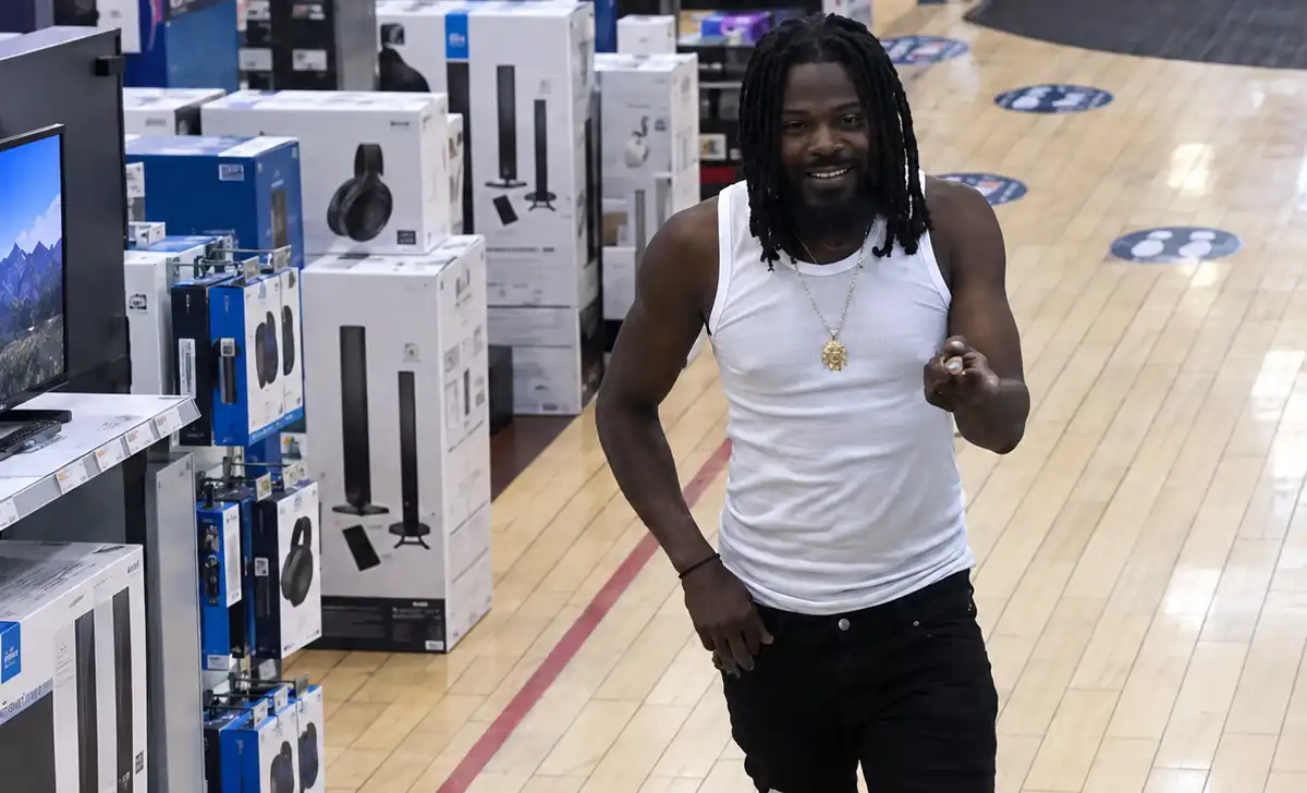The NYPD is searching for a Citi Bike rider accused of snatching chains from four people during a Bronx grand larceny pattern between Aug. 24 and Sept. 10.