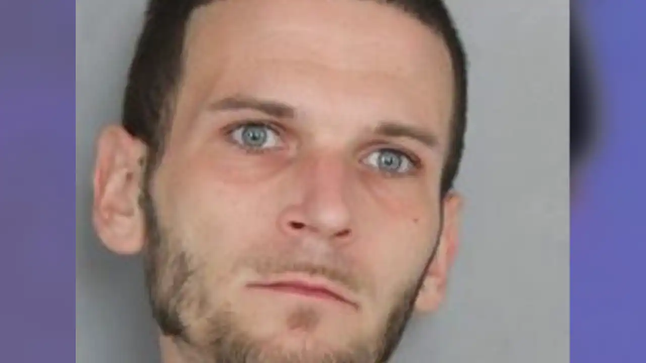 Delaware state police arrested a wilmington man accused of threatening four people with a loaded handgun at the chestnut run shopping center.