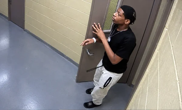 Nypd detectives are searching for a gunman accused of robbing a 24-year-old food delivery worker early thursday outside 530 exterior street in the bronx.