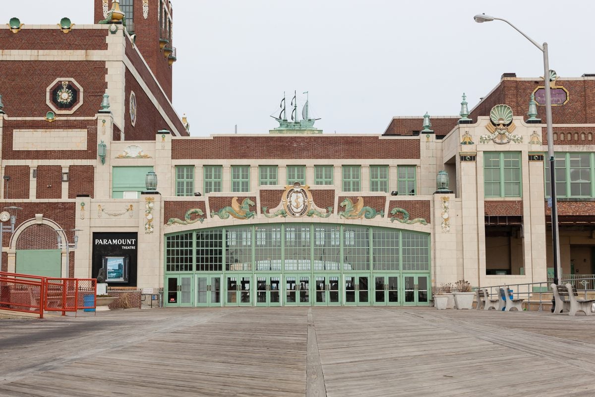 8 famous people you probably didn't know were from asbury park and why bruce springsteen isn't one of them Famous figures with connections to asbury park include danny devito, wendy williams, bud abbott, leon hess, fletcher, richard jarecki, naz reid and bam bam bigelow.