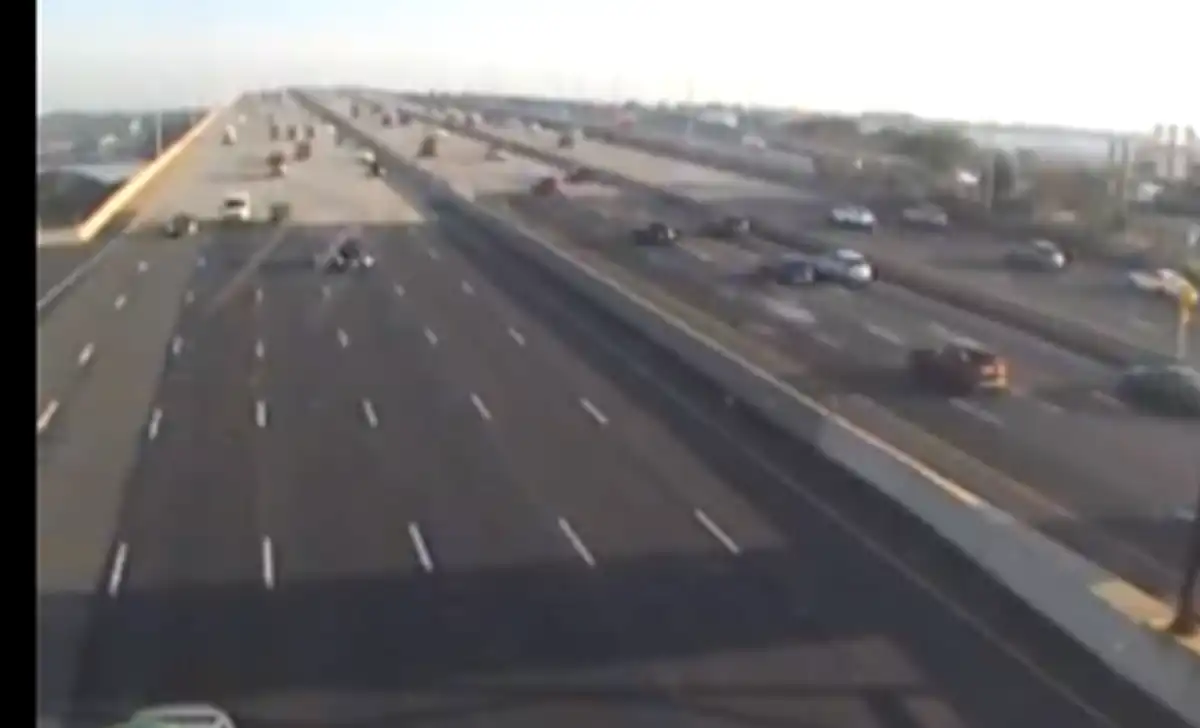 Friday morning traffic: water main breaks, crashes and major parkway delays snarl new jersey commute Traffic backs up across new jersey during the friday morning commute as crashes, utility breaks and construction close lanes and entire highways.
