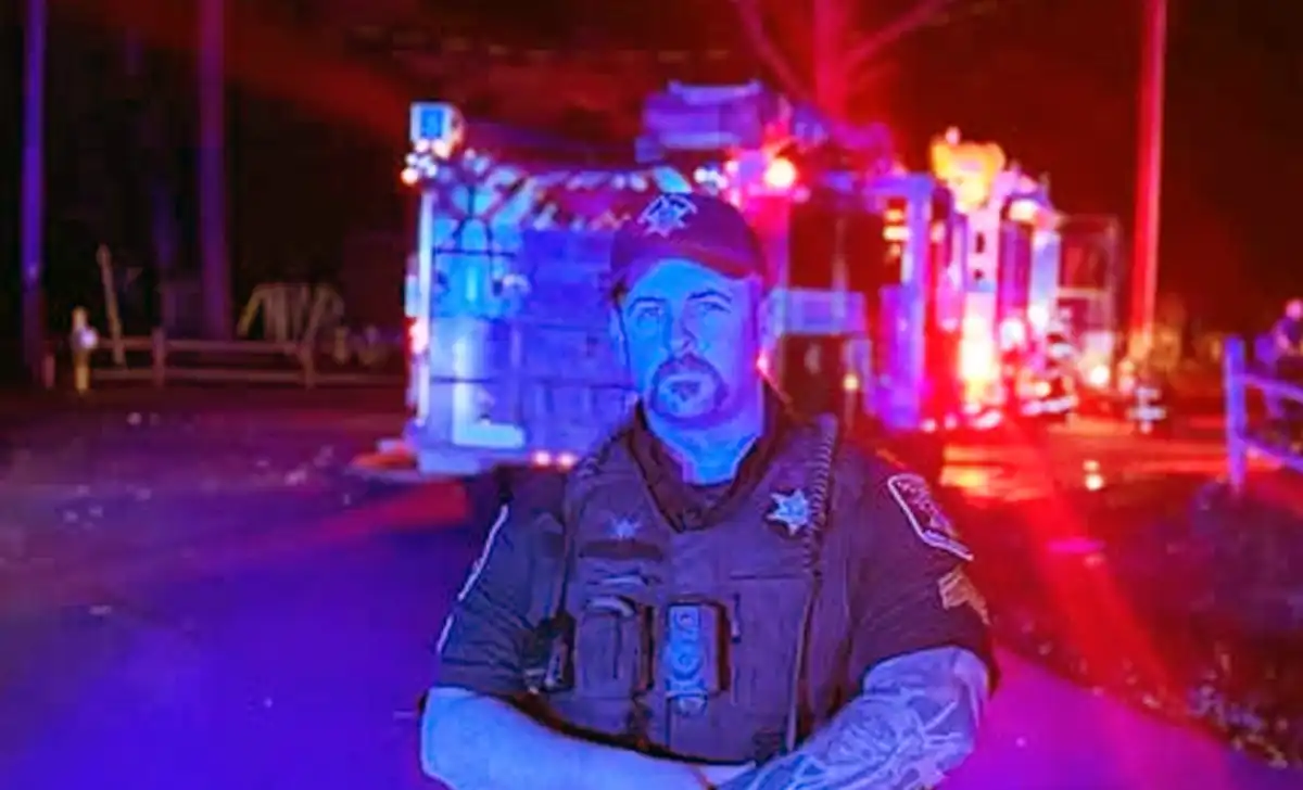 North carolina deputy kicks down door, crawls through smoke to save elderly man from burning home Halifax county sheriff's sergeant alex wood rescued an elderly man from a burning home in roanoke rapids, north carolina, on october 8, 2026, with assistance from lieutenant e. Richardson.