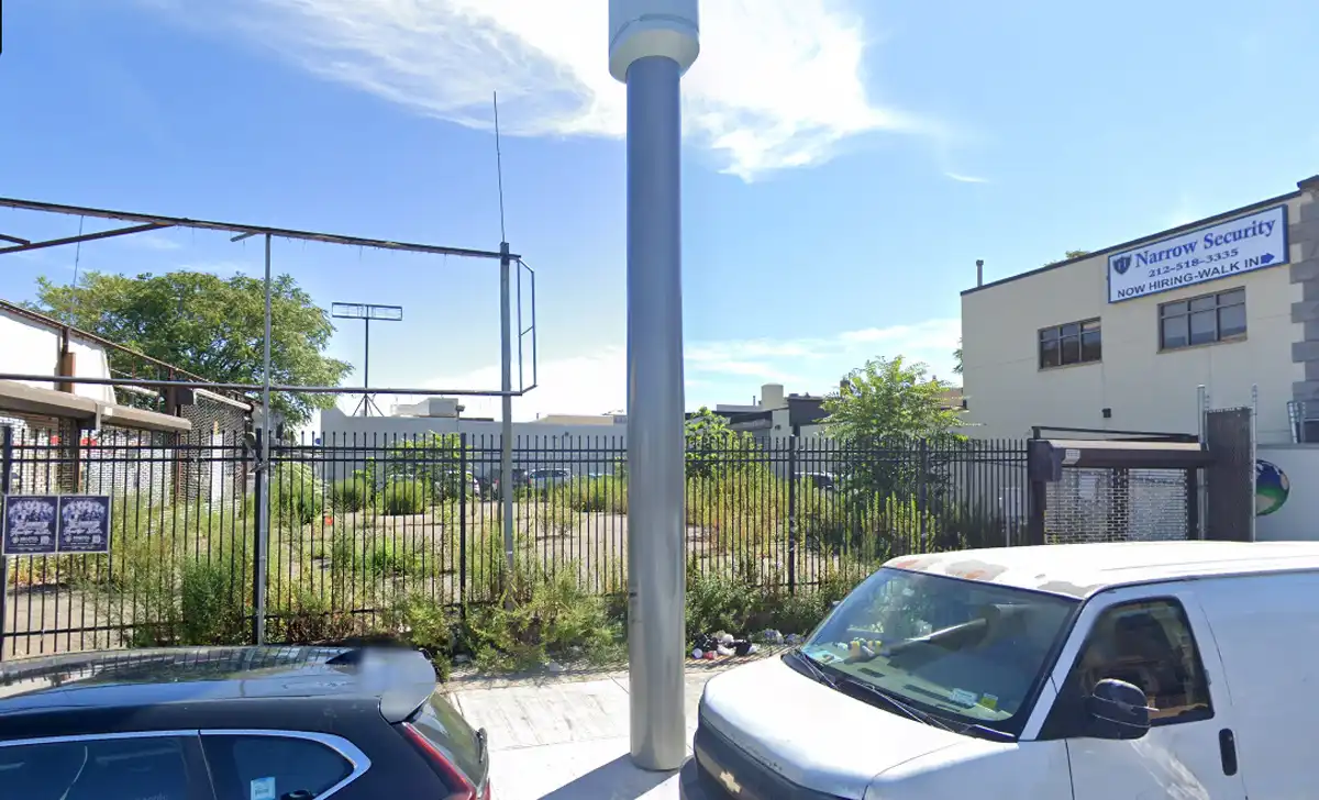 Badly burned man found dead in vacant queens lot Police investigate a vacant lot near 139th street and hillside avenue in queens after a badly burned man was found dead at the site.