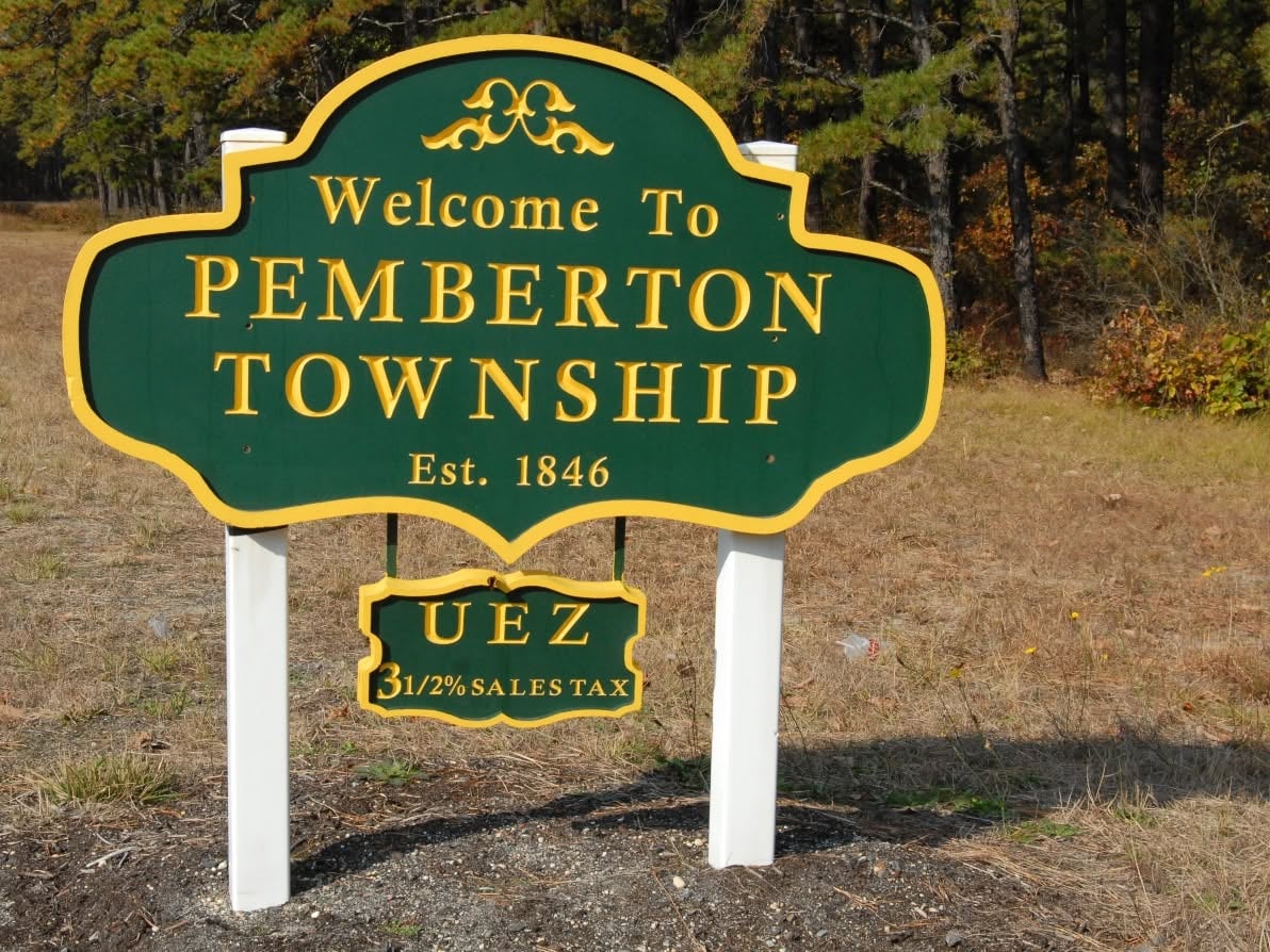 Pemberton mayor matthew bianchini reportedly charged toward a critic and was restrained during a council meeting as residents demanded his immediate arrest.