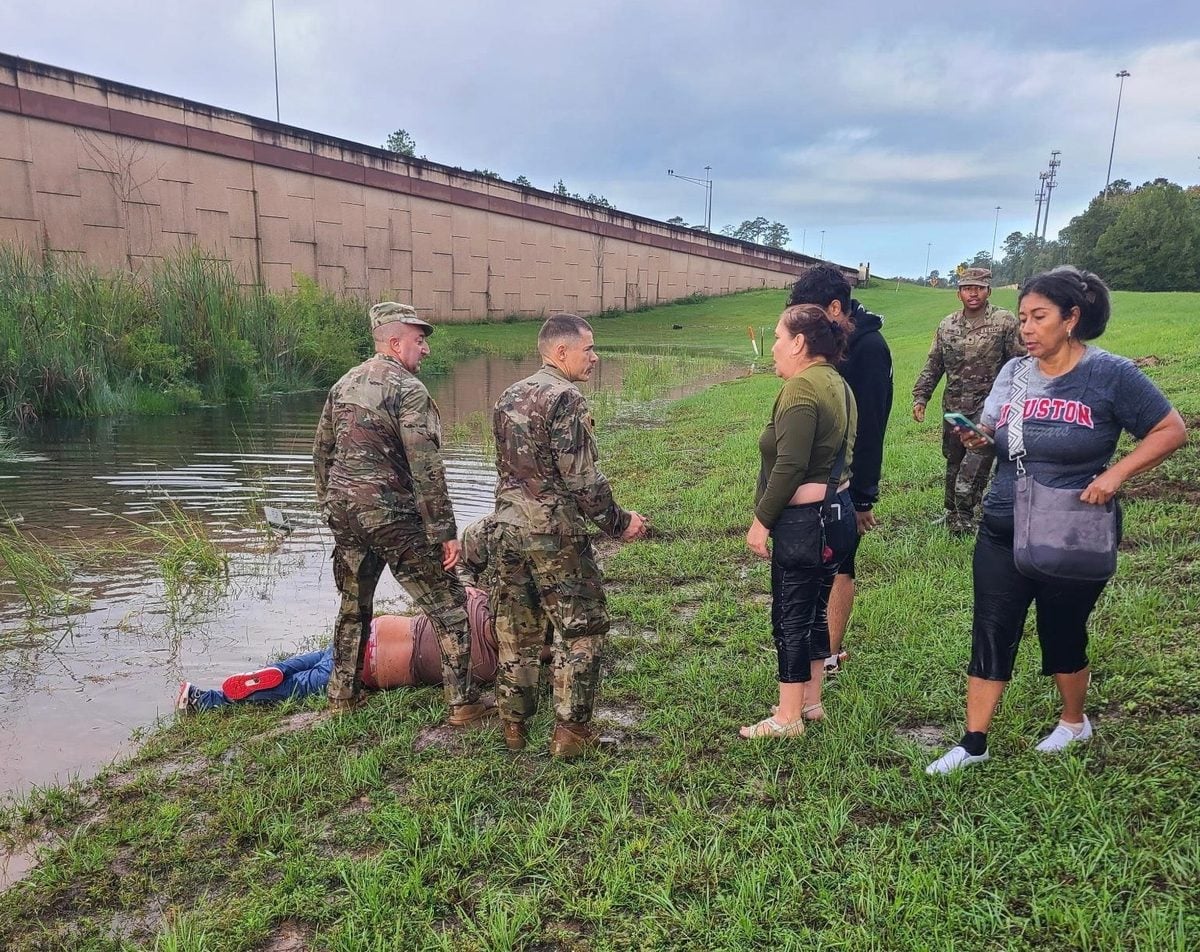 Florida national guard soldiers swim to submerged vehicle to rescue occupants after hurricane isaias Florida national guard soldiers swam to a submerged vehicle and rescued its occupants after spotting the stranded motorists during hurricane isaias recovery.