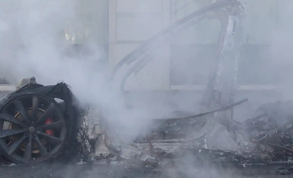 Ocean city mayor warns exposed ev batteries at risk of fire after ocean flooding Ocean city mayor warns exposed ev batteries at risk of fire after ocean flooding