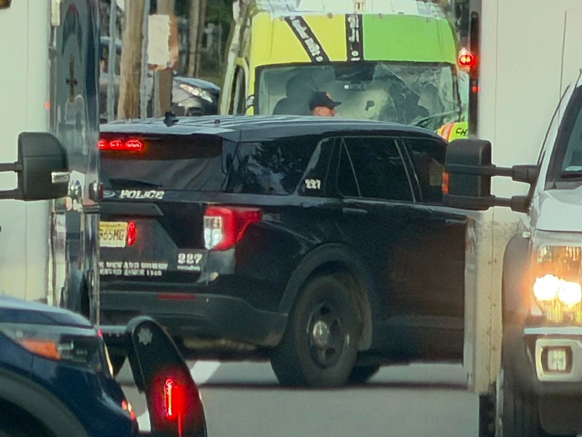 Serious crash shuts east veterans highway in jackson township Emergency crews respond to a serious crash on east veterans highway in jackson township that left multiple people injured and forced a road closure.