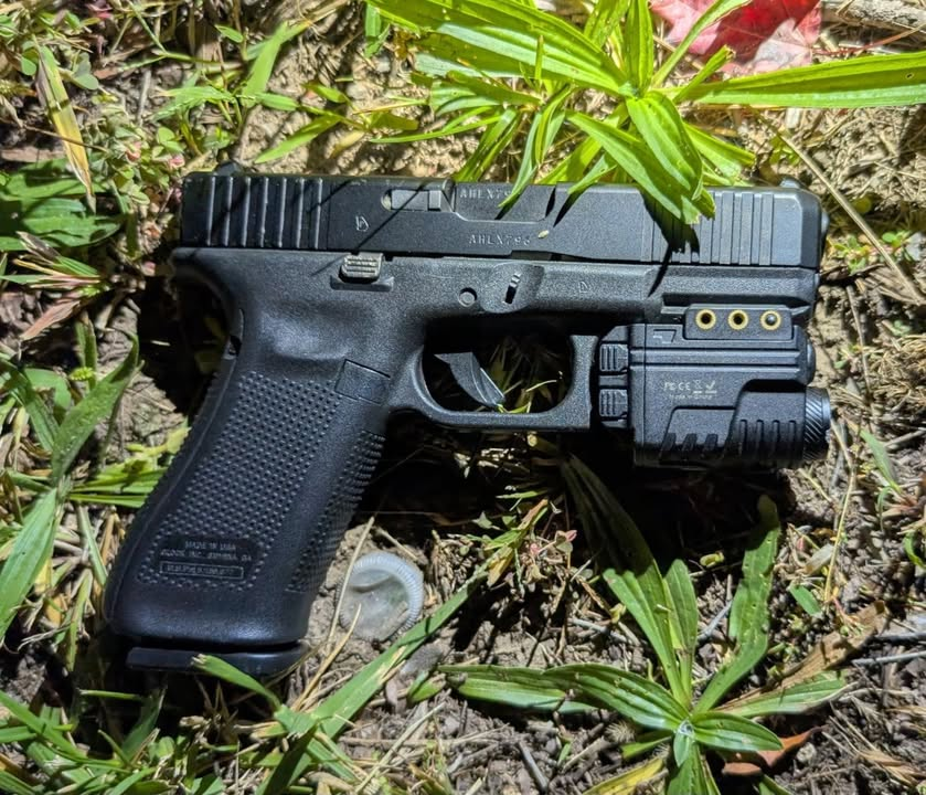 Syracuse suspect bolts from cops with stolen loaded gun in waistband Syracuse suspect bolts from cops with stolen loaded gun in waistband