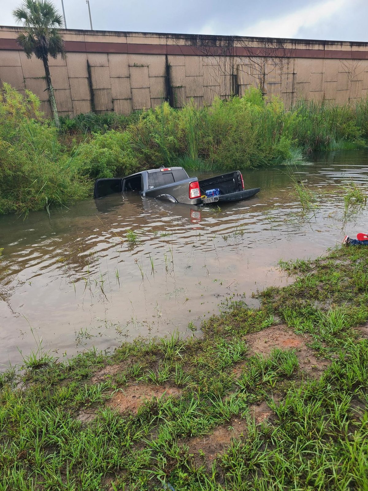 Florida national guard soldiers swim to submerged vehicle to rescue occupants after hurricane isaias Florida national guard soldiers swim to submerged vehicle to rescue occupants after hurricane isaias