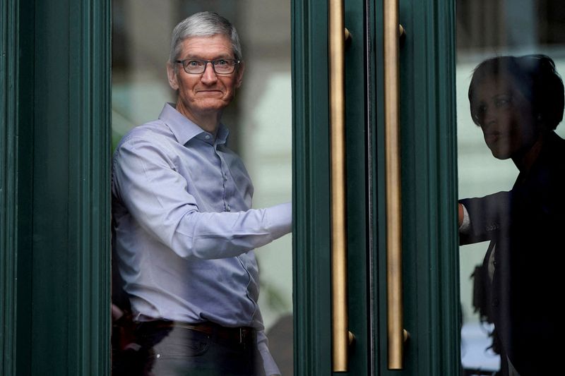 ISS urges Apple shareholders to vote against CEO Cook's bonus