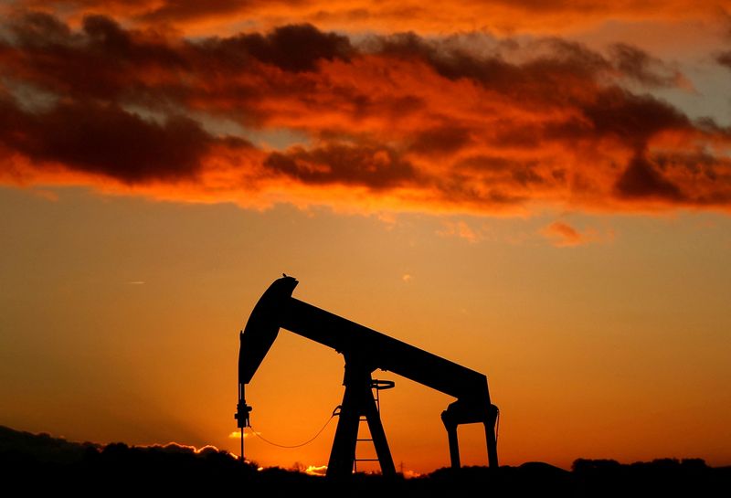 Oil rises as Russia-West stand-off alarms tight market