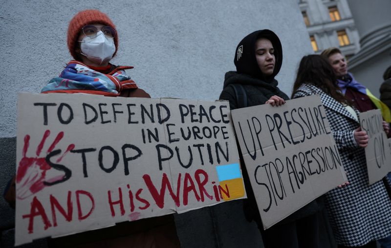 EU agrees sanctions 'to hurt Russia' over Ukraine crisis