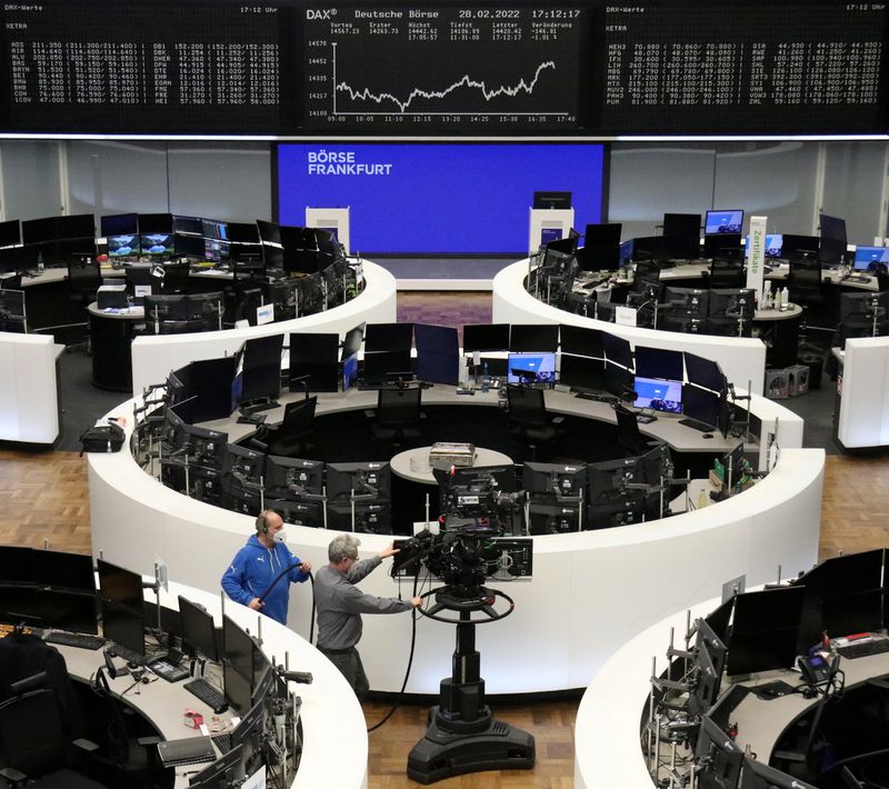 European shares sink on Ukraine jitters, weak earnings