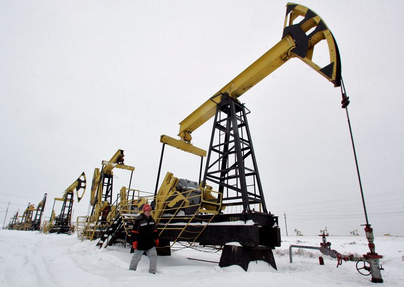 Russia's Feb oil output rises, trading paralysed by sanctions