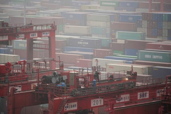 China's export growth slows, Ukraine crisis poses risk