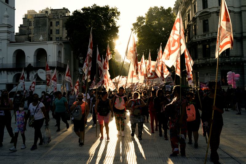 Argentina government warns Congress not to block IMF deal