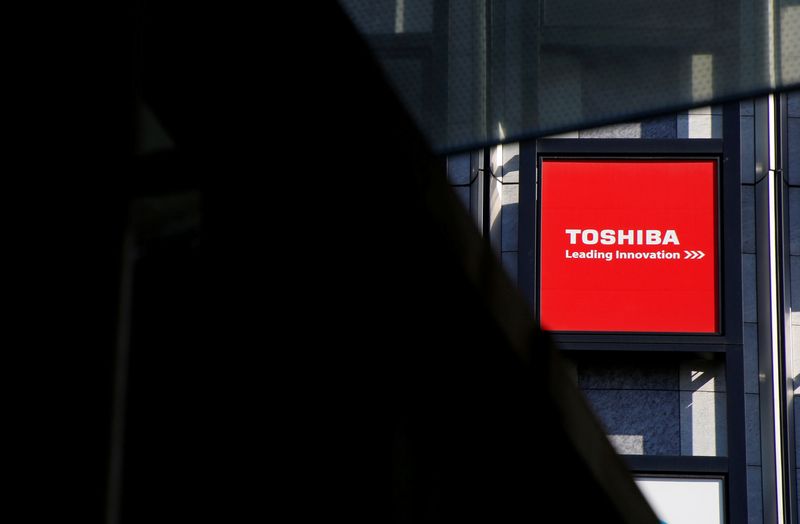 Toshiba's top shareholder to vote against break-up plan