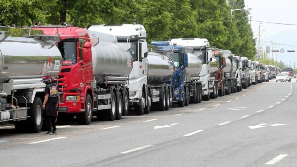 Hyundai Motor plants in extra weekend run, S.Korea truckers' strike continues