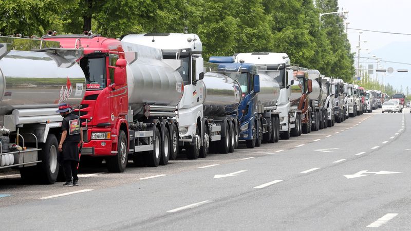 Hyundai Motor plants in extra weekend run, S.Korea truckers' strike continues