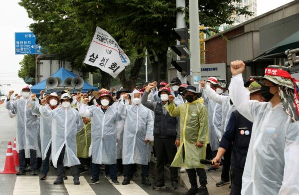 S.Korea truckers end strike; gov't agrees to extend pay guarantee