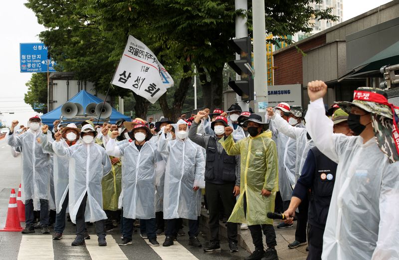 S.Korea truckers end strike; gov't agrees to extend pay guarantee