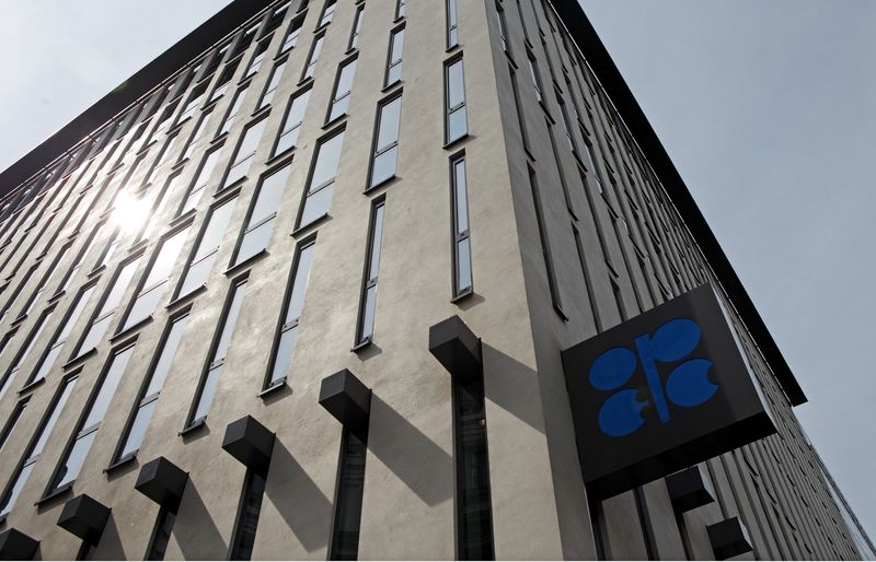 Analysis-Saudi Arabia walks oil policy tightrope between Biden and Putin