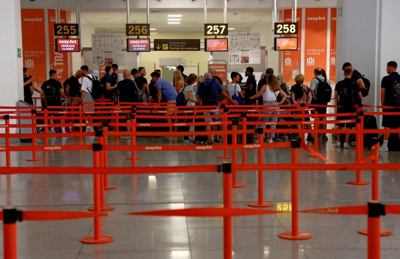 Spanish easyJet cabin crew call off strike after reaching pay deal