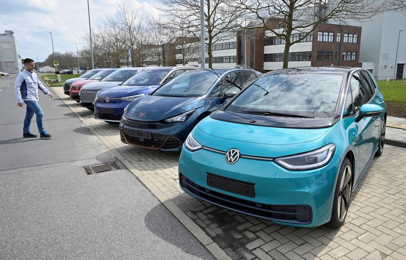 Porsche and Piech families seek driving seat at Volkswagen - sources