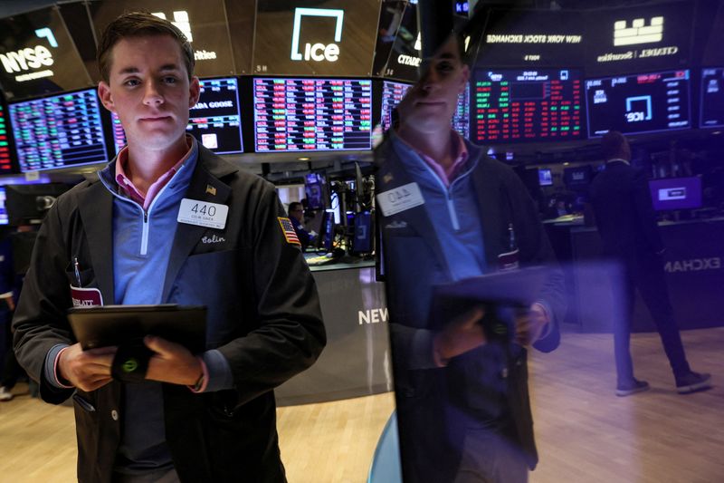Global equity funds see first weekly inflow in seven weeks