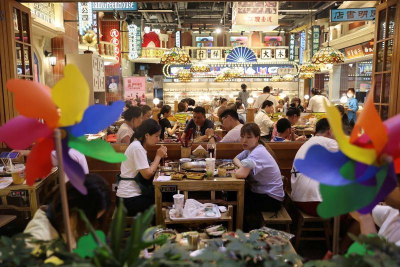Chinese vice premier urges greater effort to boost consumption