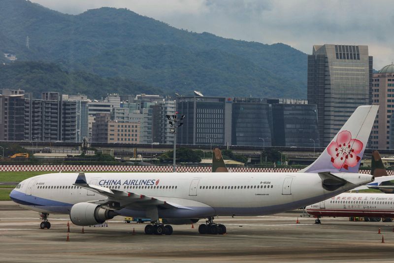 Taiwan's China Airlines to buy 16 Boeing 787s in $4.6 billion deal