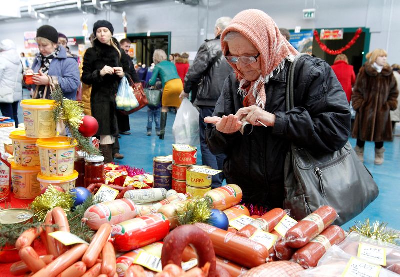 Russian weekly consumer prices rise for first time since May