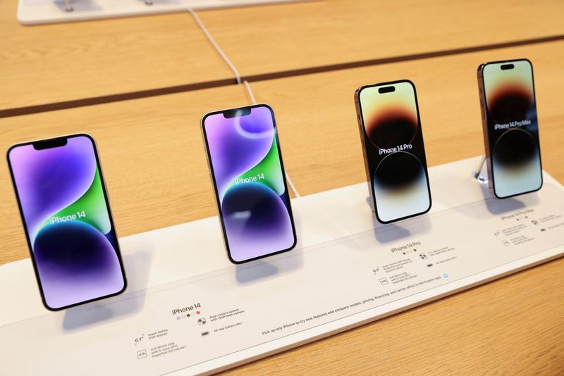 Brazil court fines Apple, orders to sell iPhone with charger