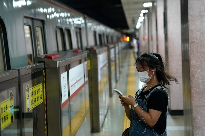 China smartphone shipments slid 11% in Q3, research firm says
