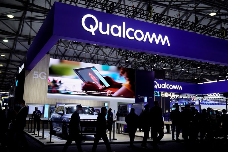 Qualcomm revenue forecast falls short as smartphone sales slump; shares slide