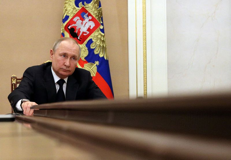 Russia's central bank does not need to print money, Putin says