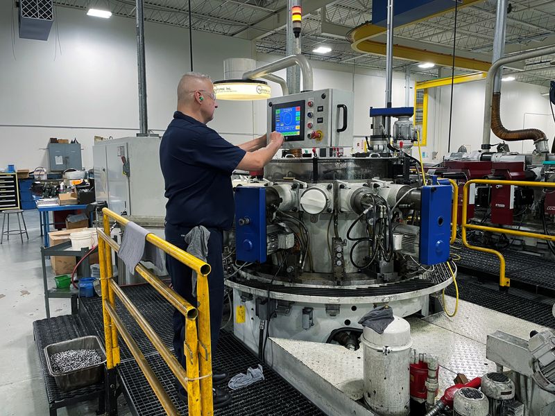 U.S. manufacturing output beats expectations in February