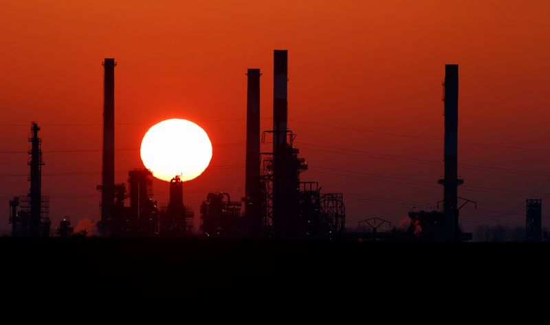 Oil rises to over $120/bbl after attack on Saudi facilities
