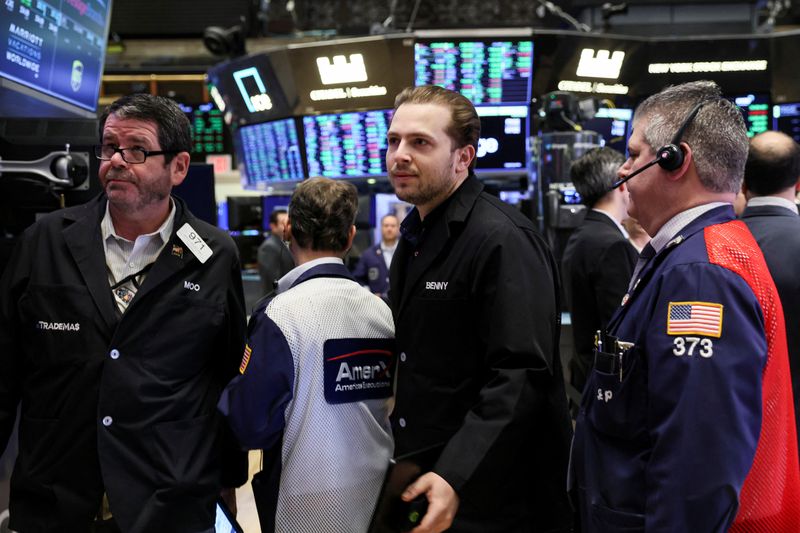 Stocks look past rate risks in late rally, yen wilts