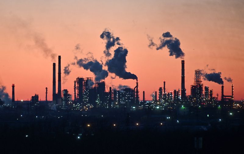 Russian oil refiners signal deeper cuts to refinery runs amid overstocking