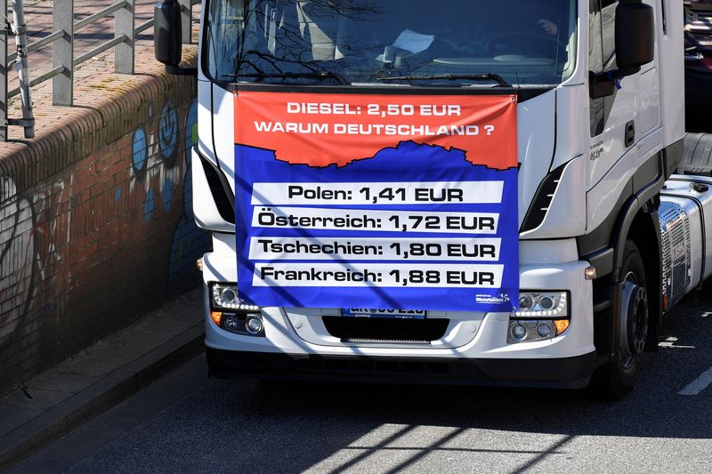 Euro zone inflation hits new peak, deepening ECB's dilemma
